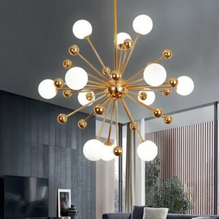 Lustre doré avec des globes blancs pendu au plafond.