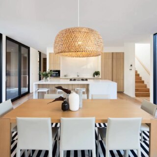 Lustre en bambou suspendu au dessus d'une table