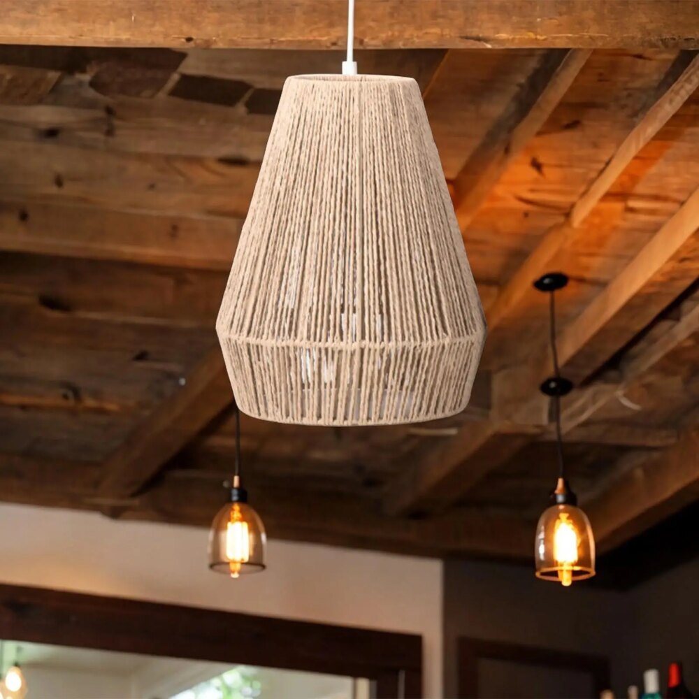 Lustre en corde suspendu à un plafond en bois