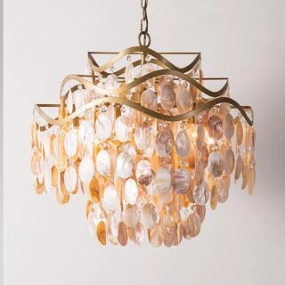 Lustre pendant avec des coquillages suspendus.