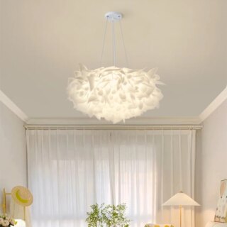 Lustre pendant avec des pétales blancs installé dans une pièce.