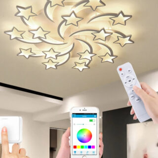Lustre plafonnier avec des étoiles contrôlé avec une télécommande ou un téléphone.