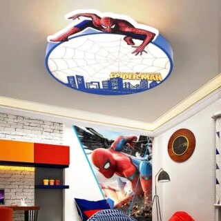 On voit un plafonnier plat et rond à l'effigie de Spiderman dans une chambre d'enfant ou d'adolescent.