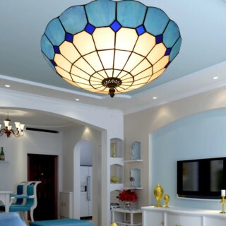 Lustre plafonnier vintage années 30 style Tiffany bleu dans un salon style classique