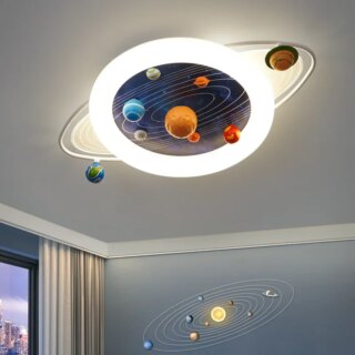Lustre plafonnier allumé avec des boules de couleur