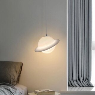 Lustre planète suspendu au dessus d'une table de nuit