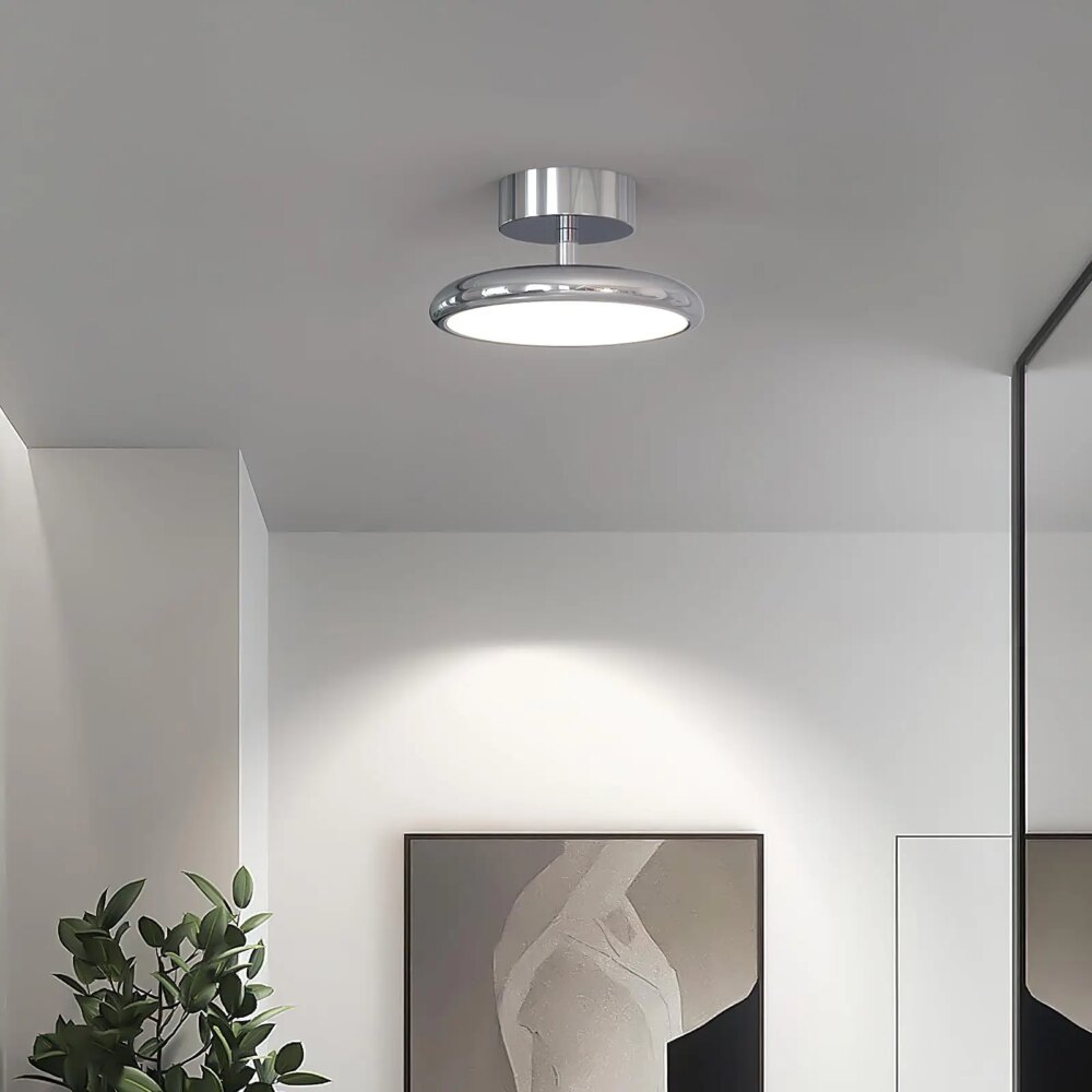 Lustre plat argenté exposé dans une pièce.