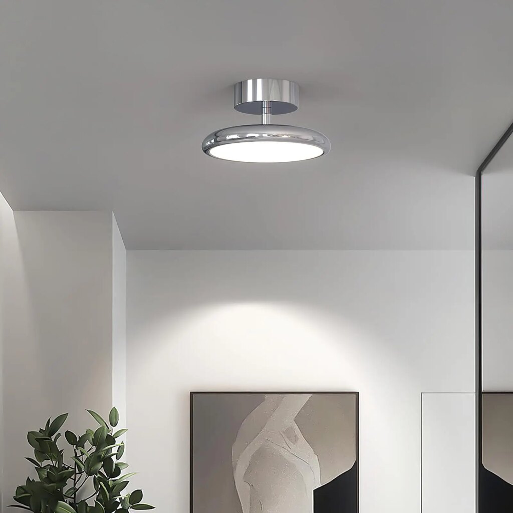 Lustre plat argenté exposé dans une pièce.