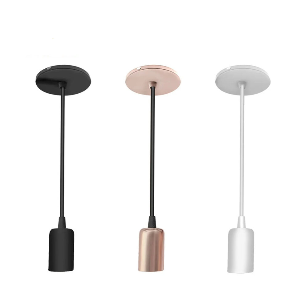 On voit trois lustres : un noir, un rose et un blanc