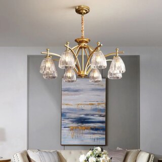 Lustre vintage style années 30 chic doré avec abat-jour en verre à 8 branche, dans un salon classique.