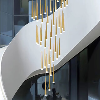 Lustre pendant doré en spirale.