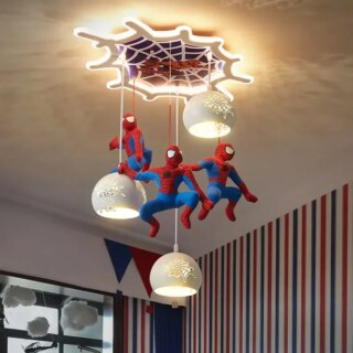 On voit un lustre spiderman avec trois suspensions dans une chambre d'ado